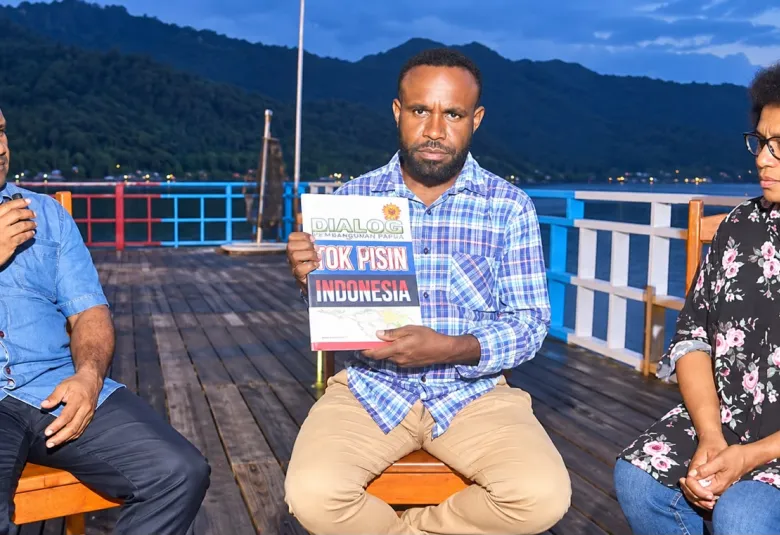 A Mother of 10 Children Writes an 800-Page Tok Pisin-Indonesian Dictionary